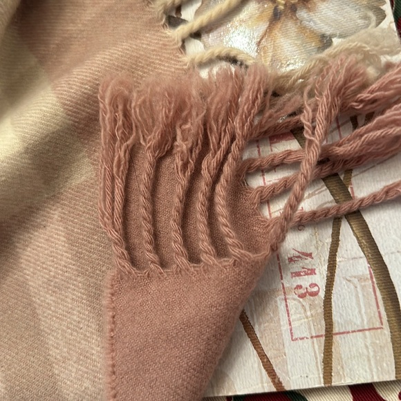 Burberry Vintage 100% Cashmere Made in Scotland Long Scarf w/two-sided fringe - Picture 7 of 12